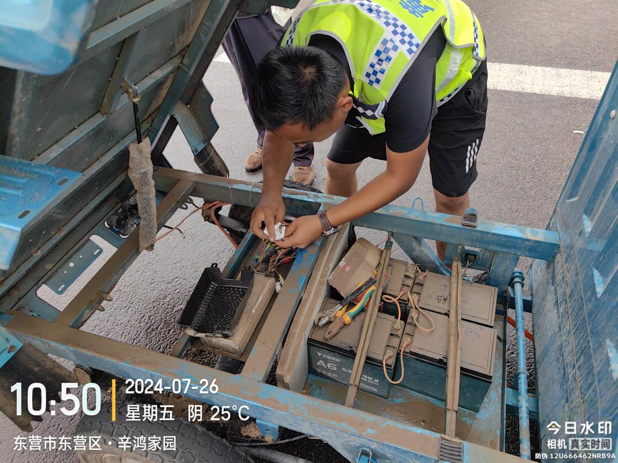 东营区黄河义警雨中显担当，王海鹏督察助人为乐受表扬