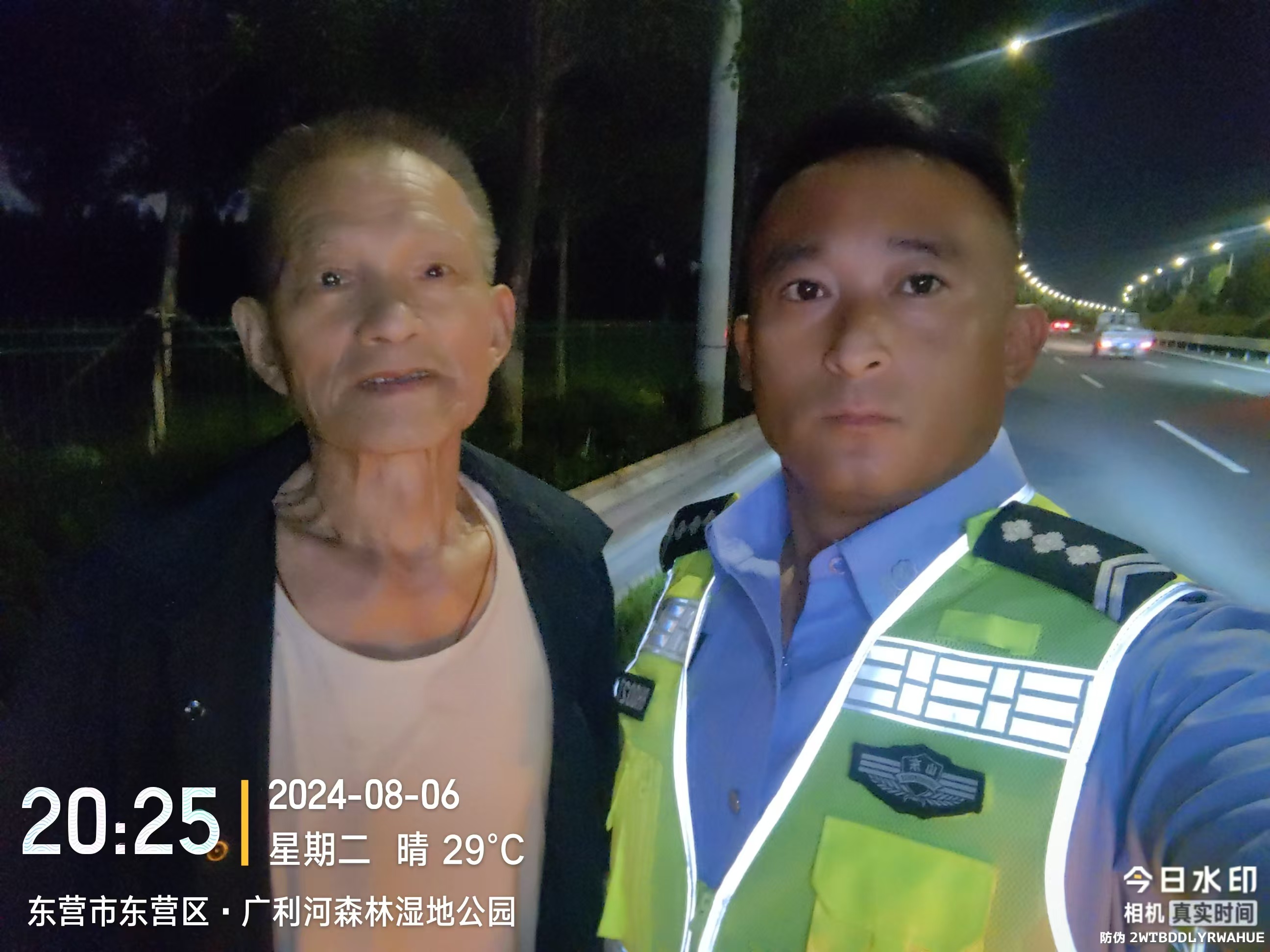 东营区黄河义警王海鹏夜间巡逻救助迷路老人