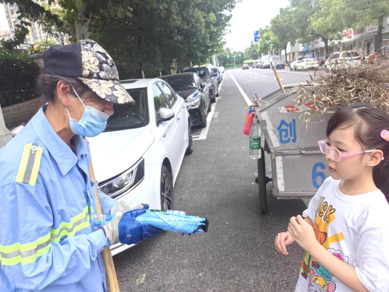 一把伞撑起一座城市的清凉