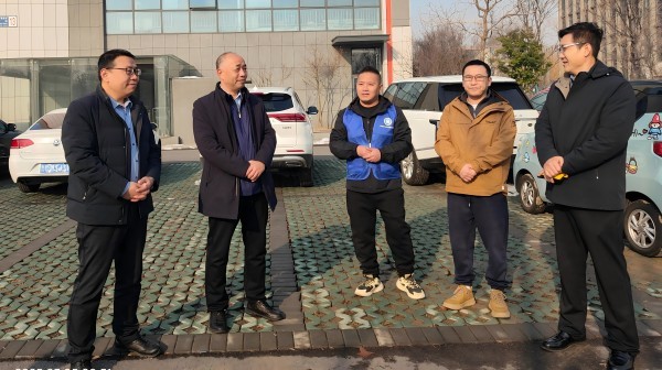 山东淄博:“送温暖”践行雷锋精神
